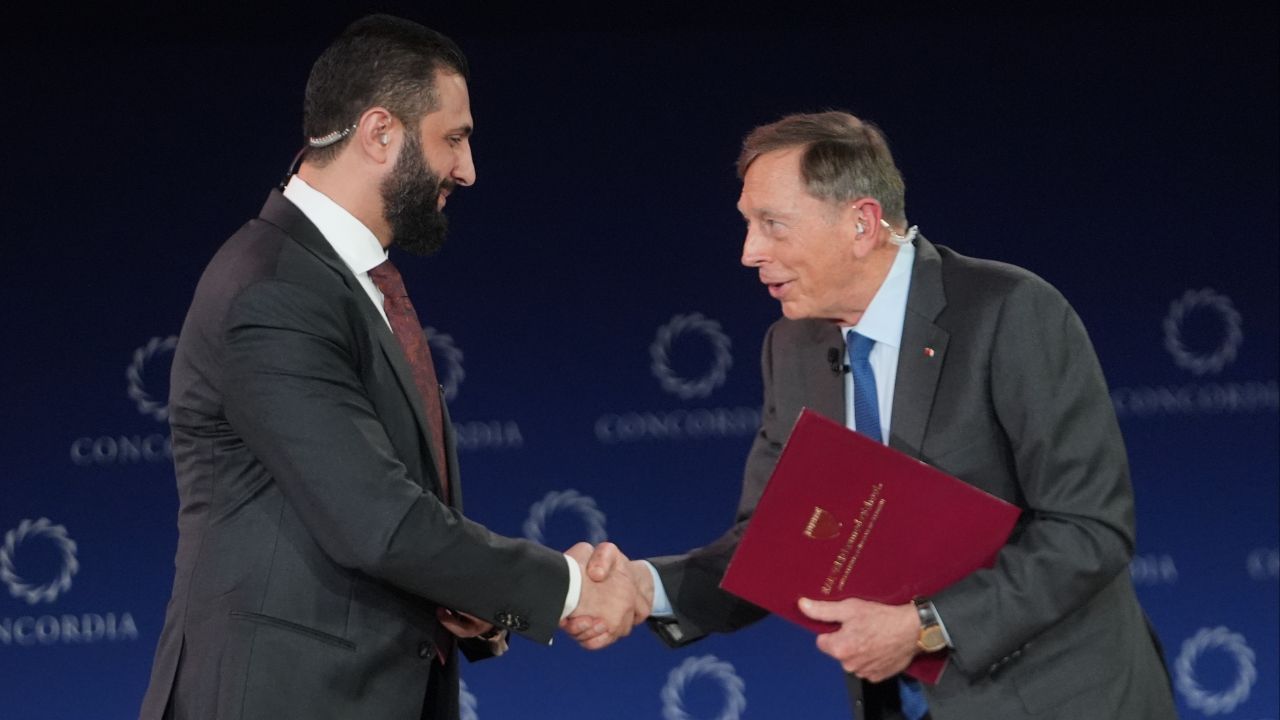 Şara ile eski CIA direktörü Petraeus arasında samimi sohbet: Esad