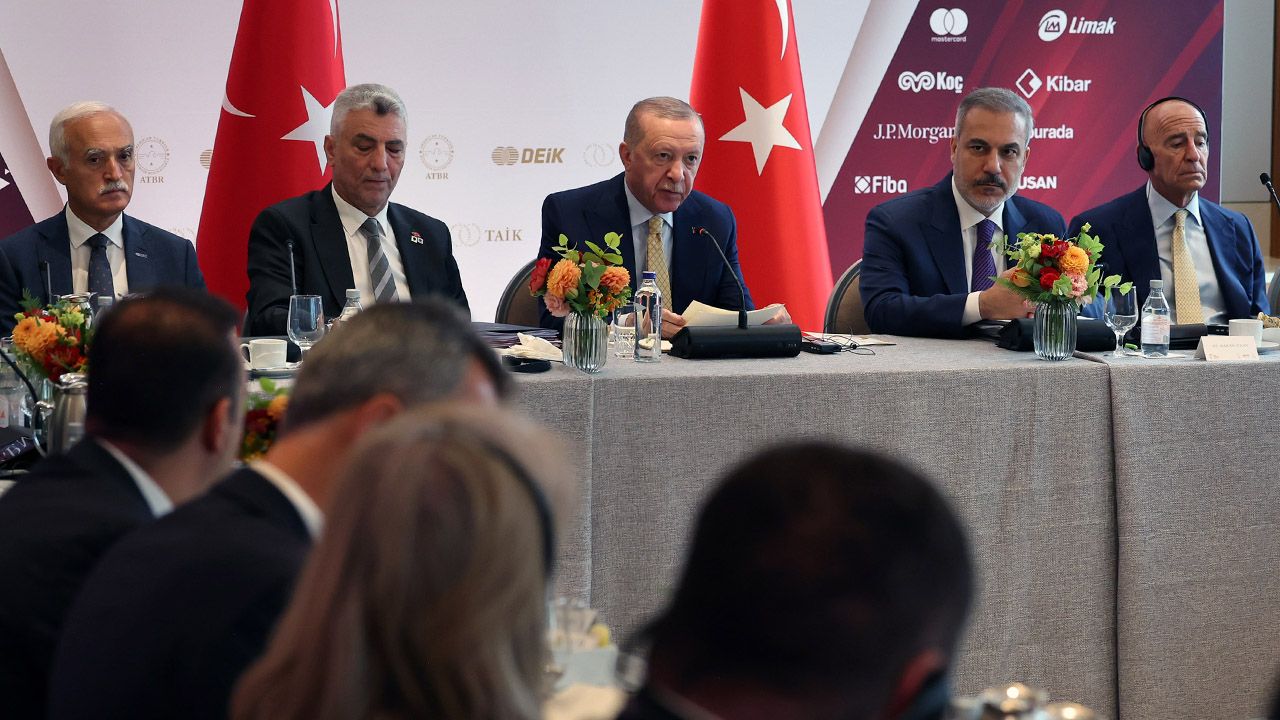 Toplantıya damga vuran talimat! Moderatör zamanı kısıtlayınca devreye Cumhurbaşkanı Erdoğan girdi