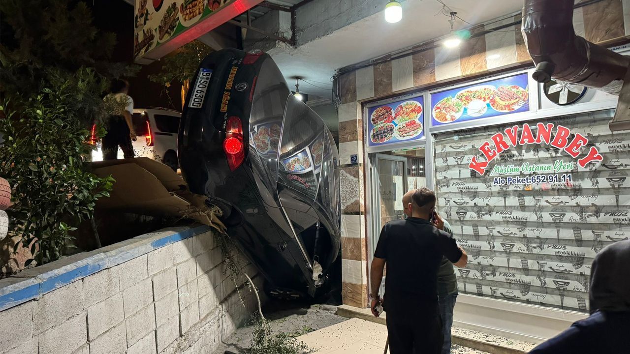 Frene basmak isterken gaza bastı! Otomobil lokantanın bahçesine uçtu