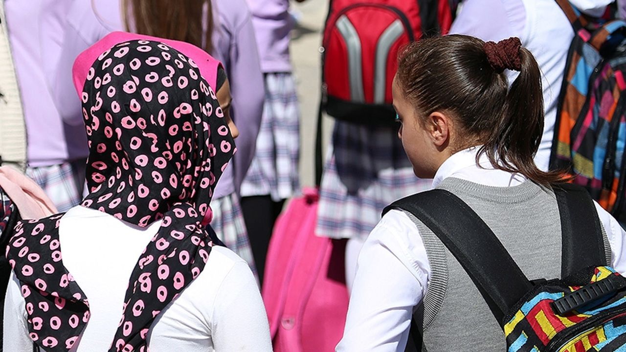 28 Şubat kâbusu KKTC’de hortladı! Liselerde başörtüsüyle eğitim yasaklandı