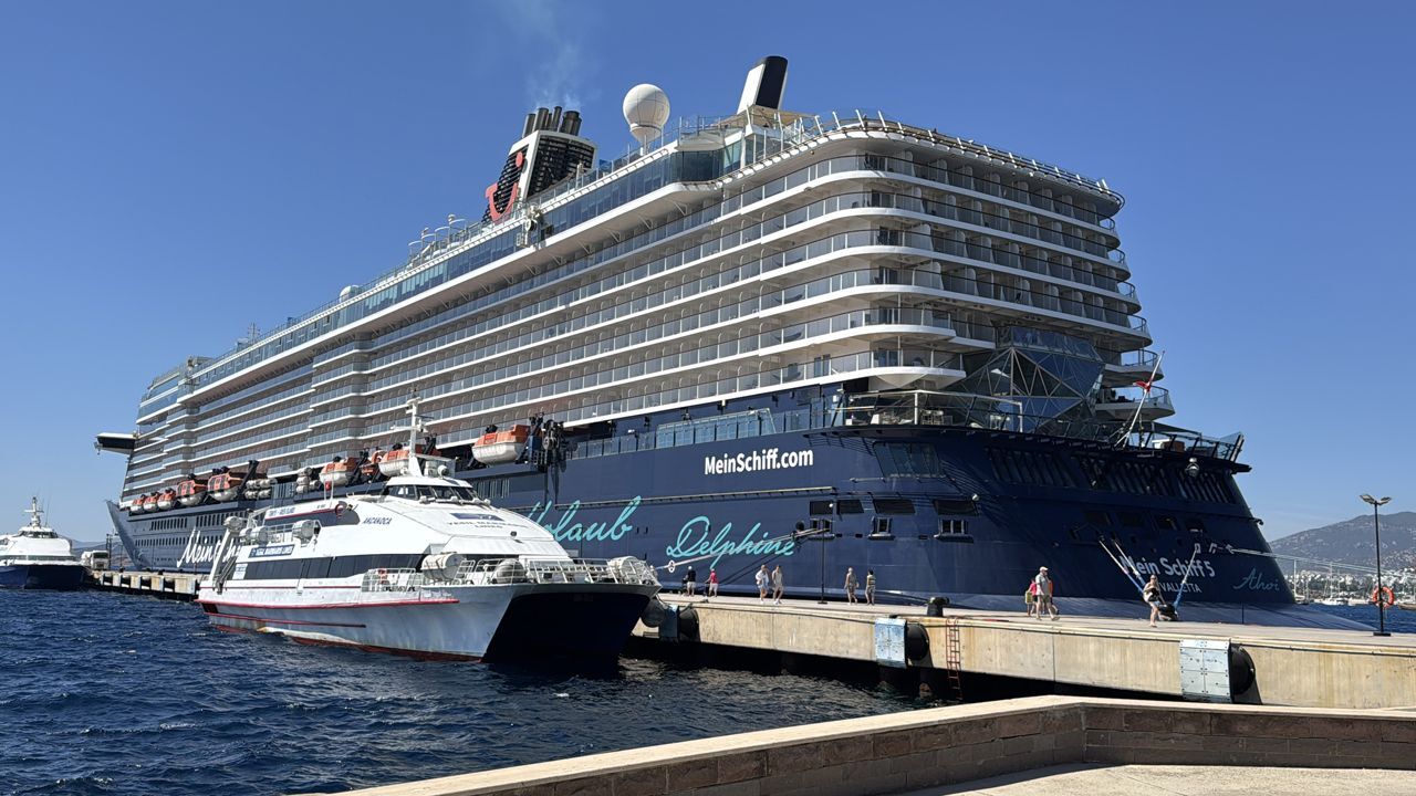 Devasa gemi Bodrum Limanı'na demir attı: Binlerce Alman turist ilçeye akın etti