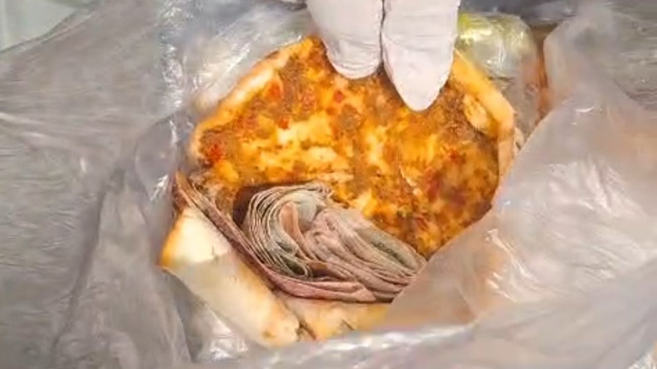 Dilencinin akıl almaz yöntemi! Döner ekmeğinin içinden paralar çıktı