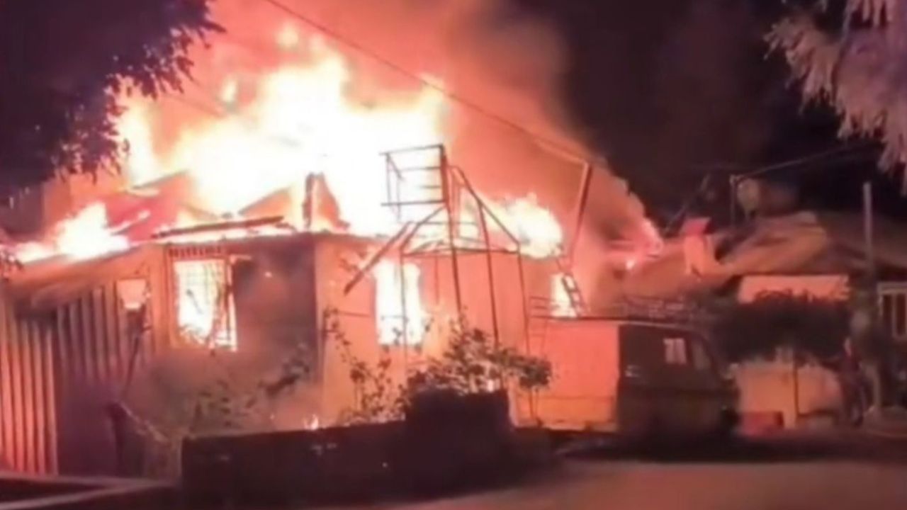 Ahşap bina yangında küle döndü! Yaşlı kadın, torunuyla birlikte can verdi