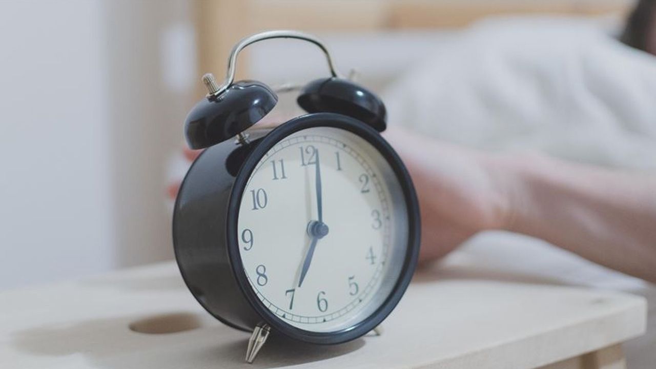 Alarmı sürekli erteleyenler büyük tehlikede! Hastalıklara davetiye çıkarıyor görseli