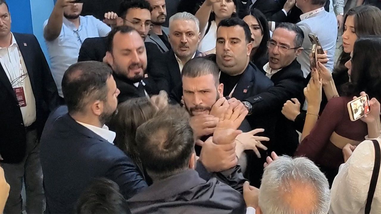 CHP'nin ilçe kongresinde kavga! Tekme tokatlar havada uçuştu