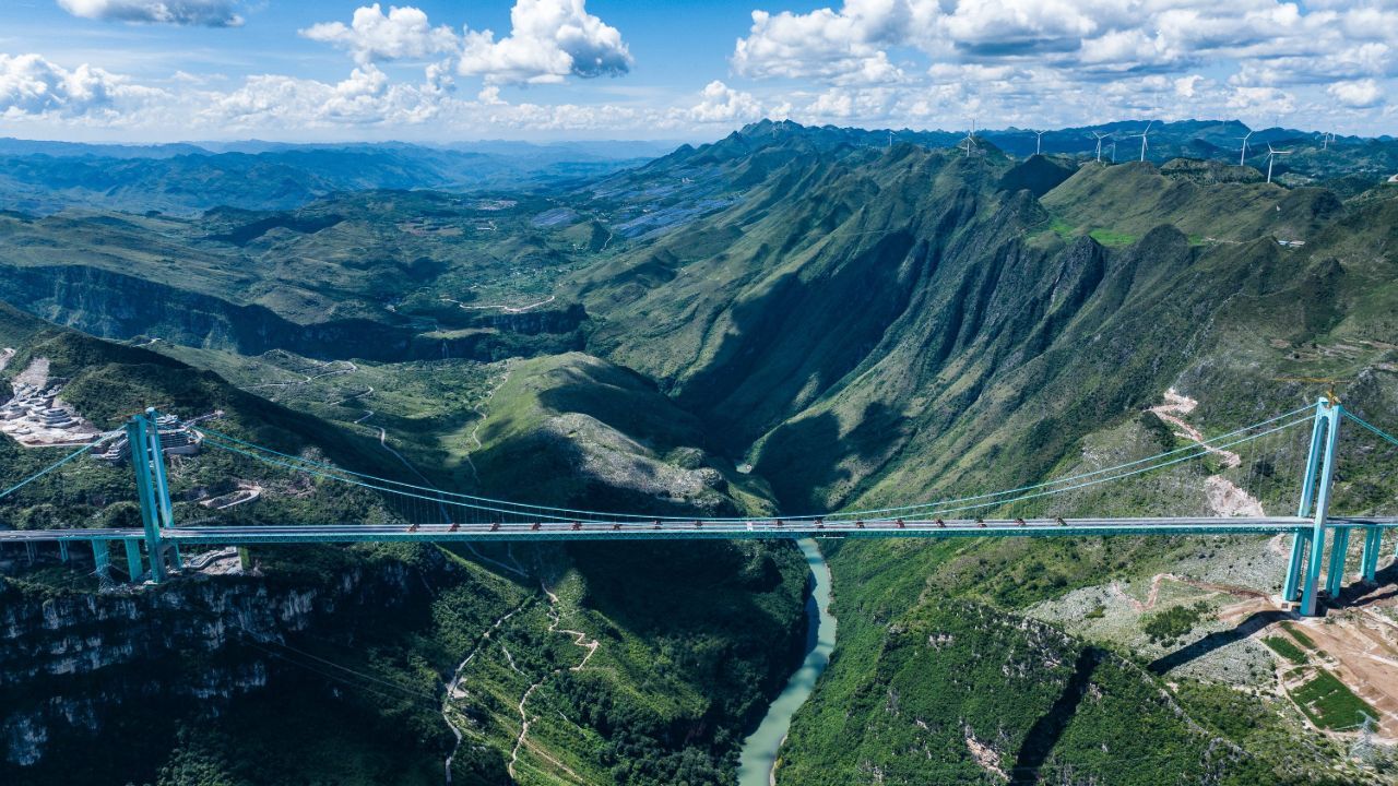 Dünyanın en yüksek köprüsü Çin'de trafiğe açıldı! Seyahat süresi 1 dakikaya düşüyor