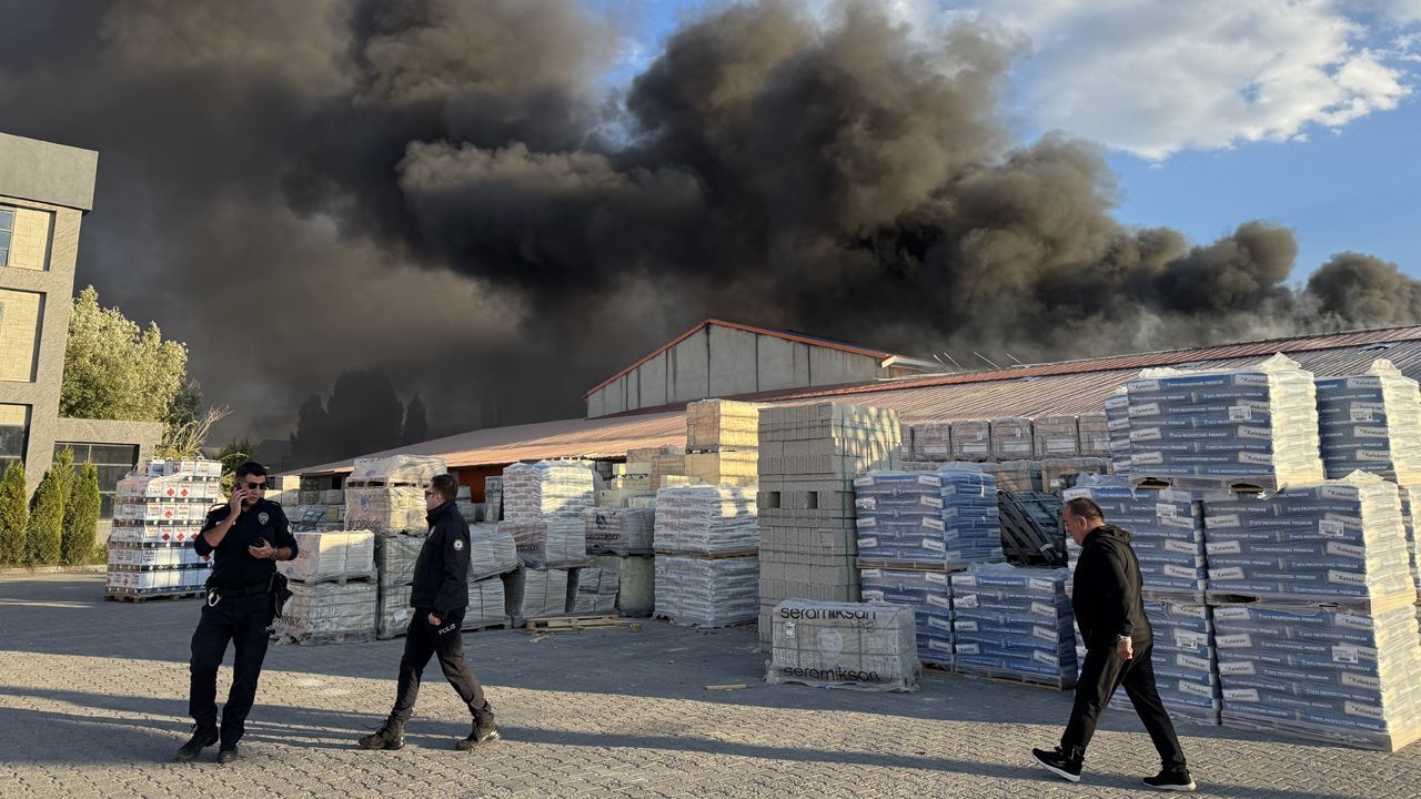 Erzurum'da boya fabrikasında yangın!