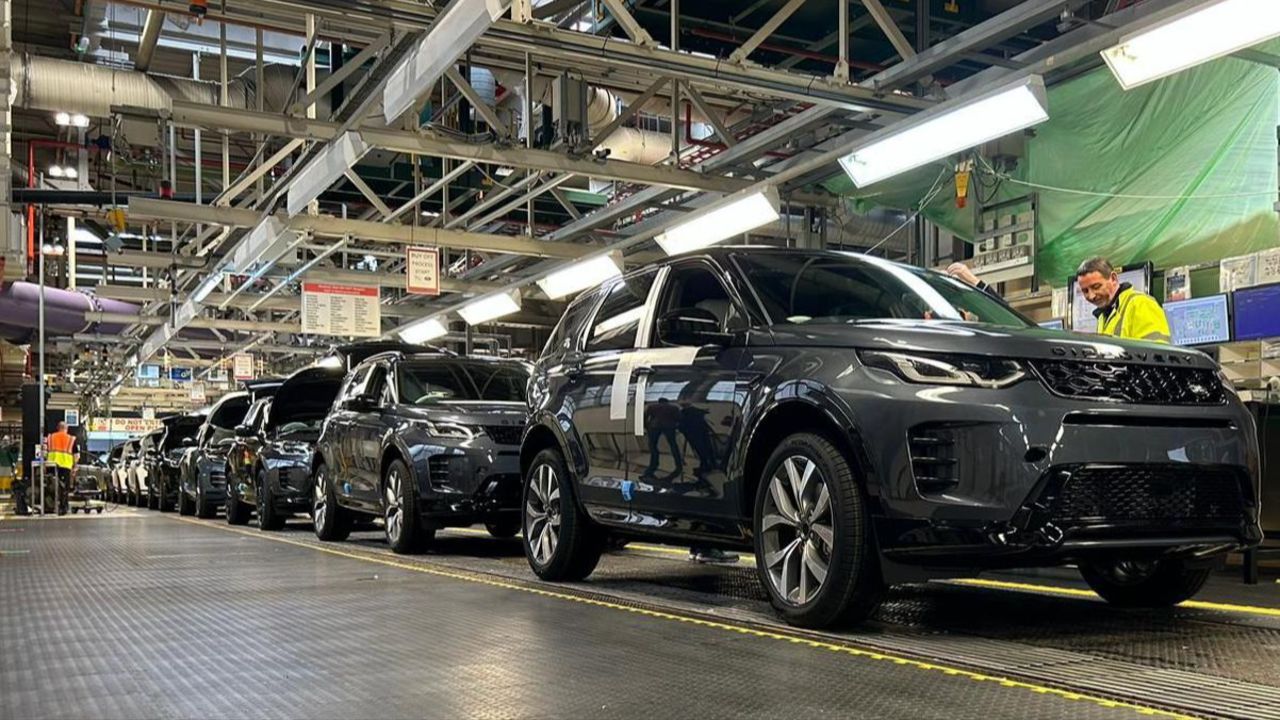 Üretim durduran Jaguar Land Rover'e İngiltere'den kredi desteği! On binlerce kişinin istihdamı korunacak