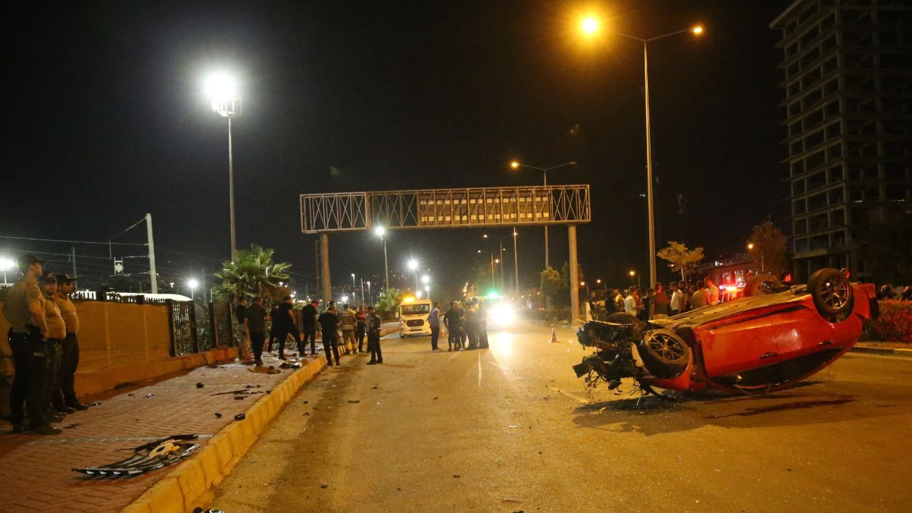 Otomobil yayaların arasına daldı! Hatay'daki feci kazada çok sayıda ölü ve yaralı var