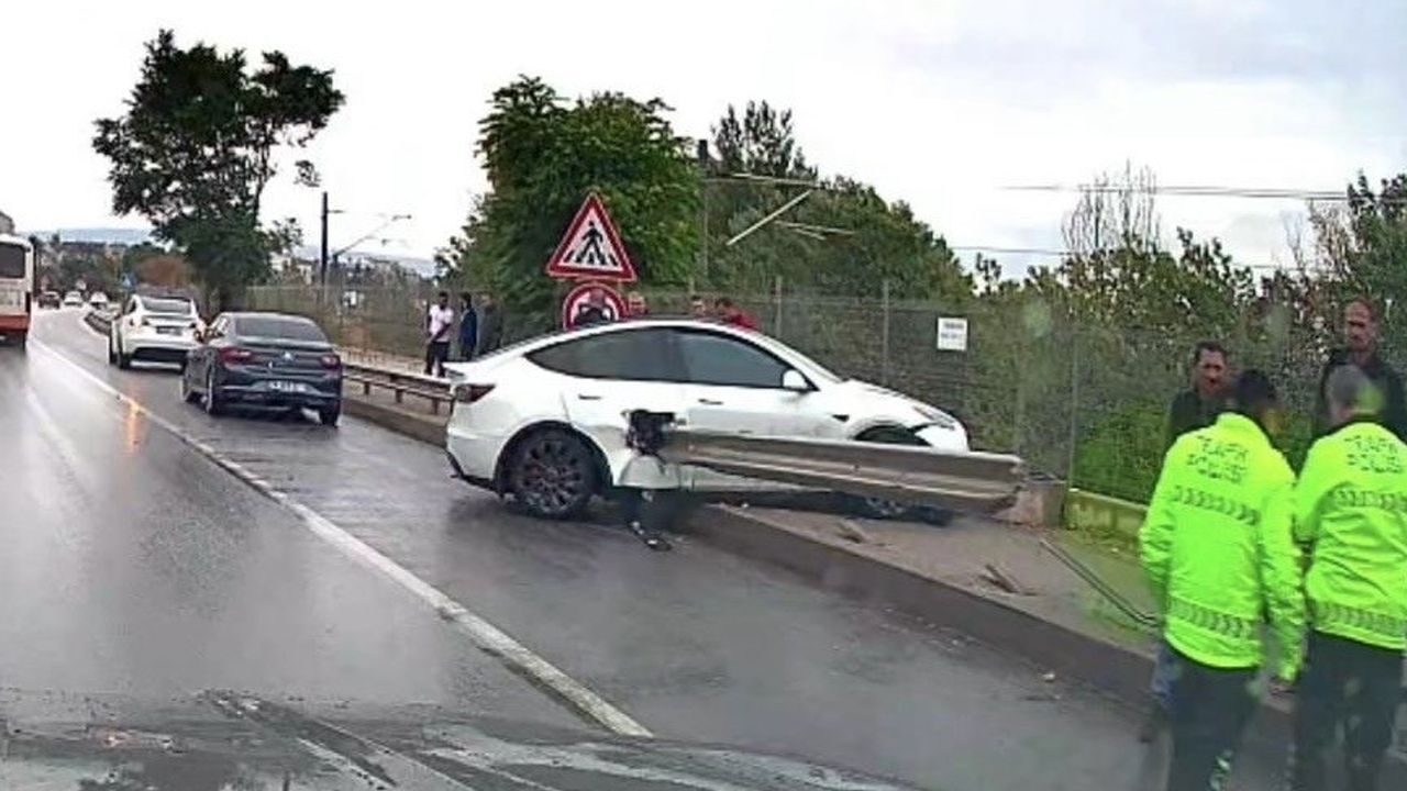 Eskişehir'de Tesla kontrolden çıktı! Bariyere saplandı    