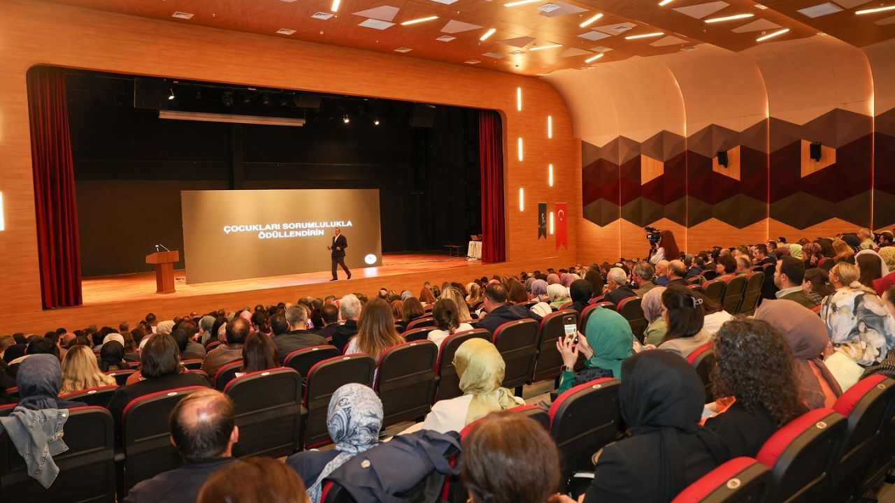 Acar Hoca’dan altın öğütler: Rize Eğitim Forumu yoğun katılımla gerçekleşti