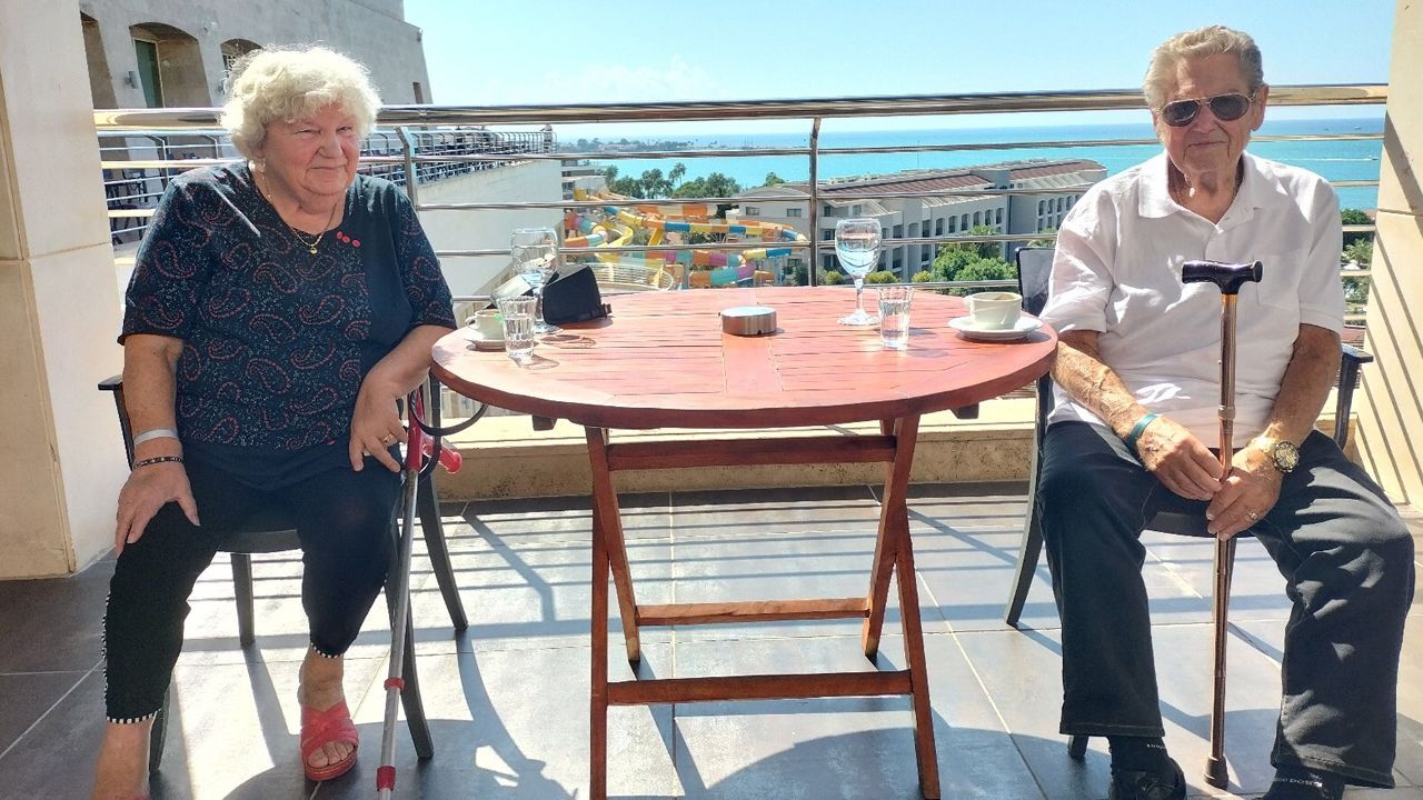 Alman çift Antalya’dan kopamıyor! 28 senedir aynı otel, aynı oda, aynı masada tatil