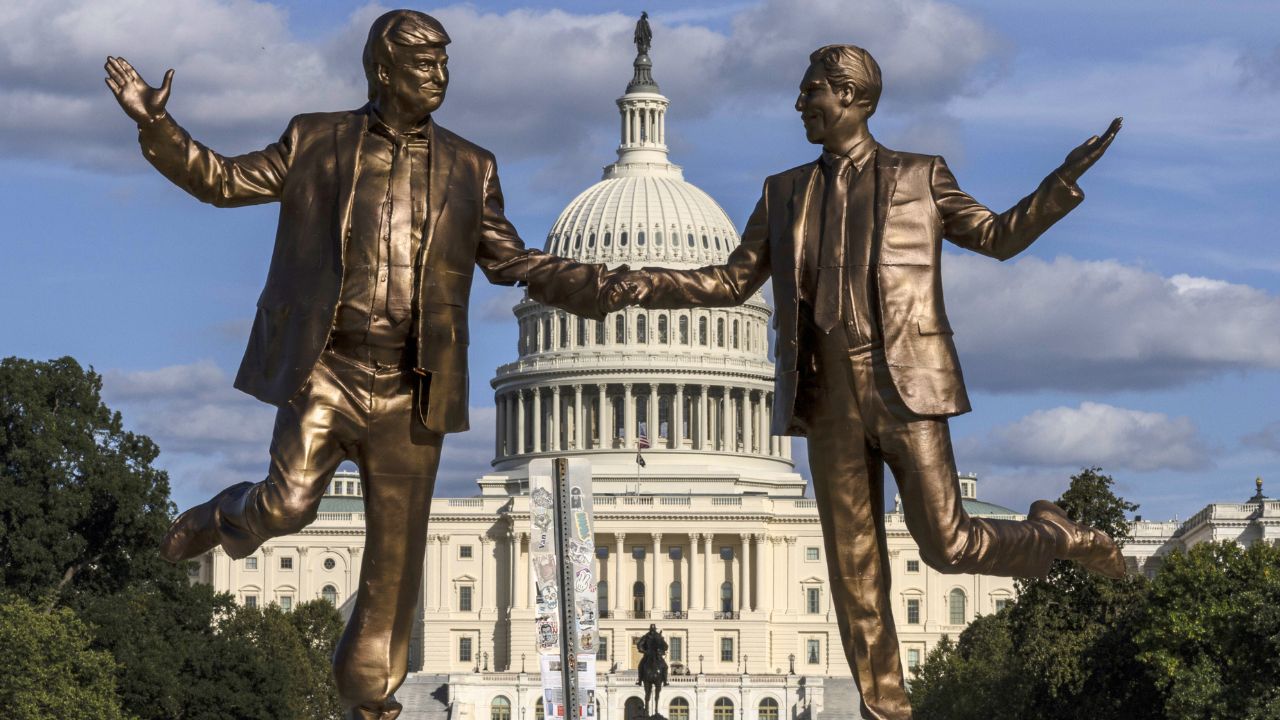 Bir gecede kaldırılmıştı! Trump-Epstein heykeli yeniden gün yüzüne çıktı