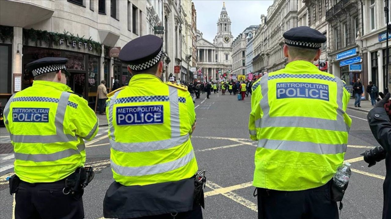 Londra'da sokak kavgası: 2 gencin üzerine asit döküp kaçtılar