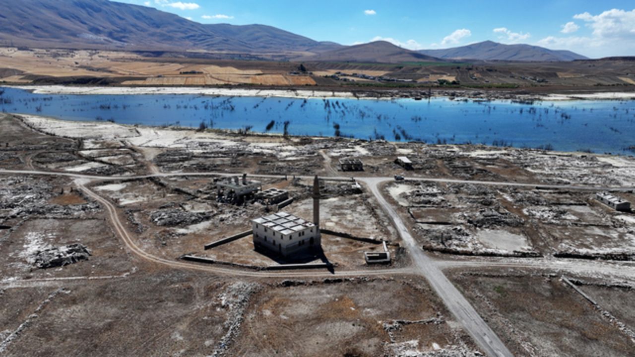 Barajdaki su çekildi, geçmiş ortaya çıktı: 4 eski yerleşim yeri yeniden göründü!