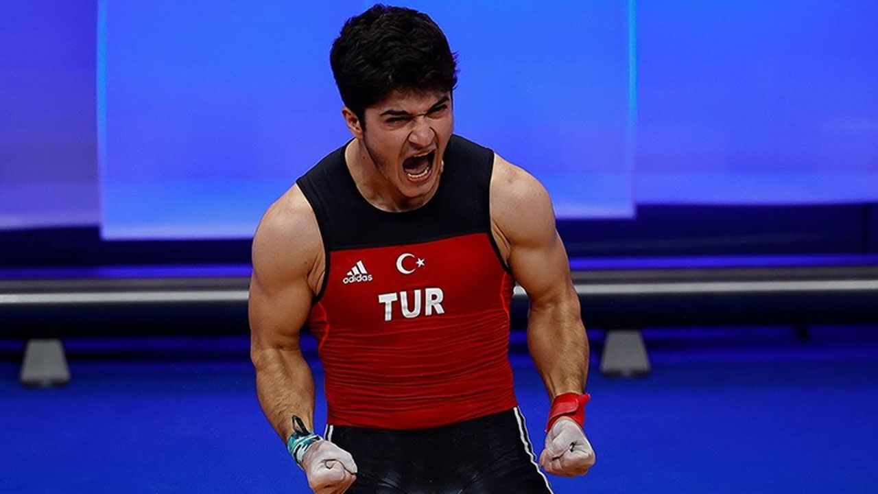 Milli sporcu Muhammed Furkan Özbek, rekorla dünya şampiyonu oldu