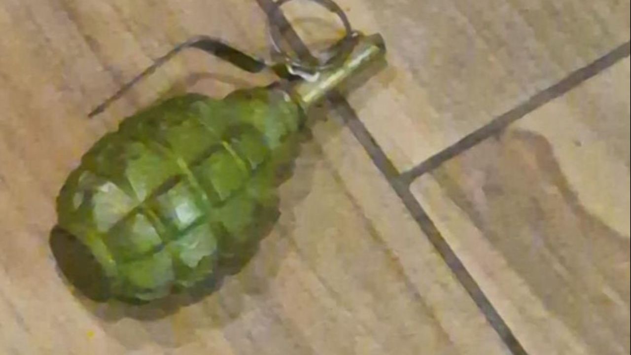 Adana'da korku dolu anlar! Pastaneye pimi çekilmemiş el bombası atıldı