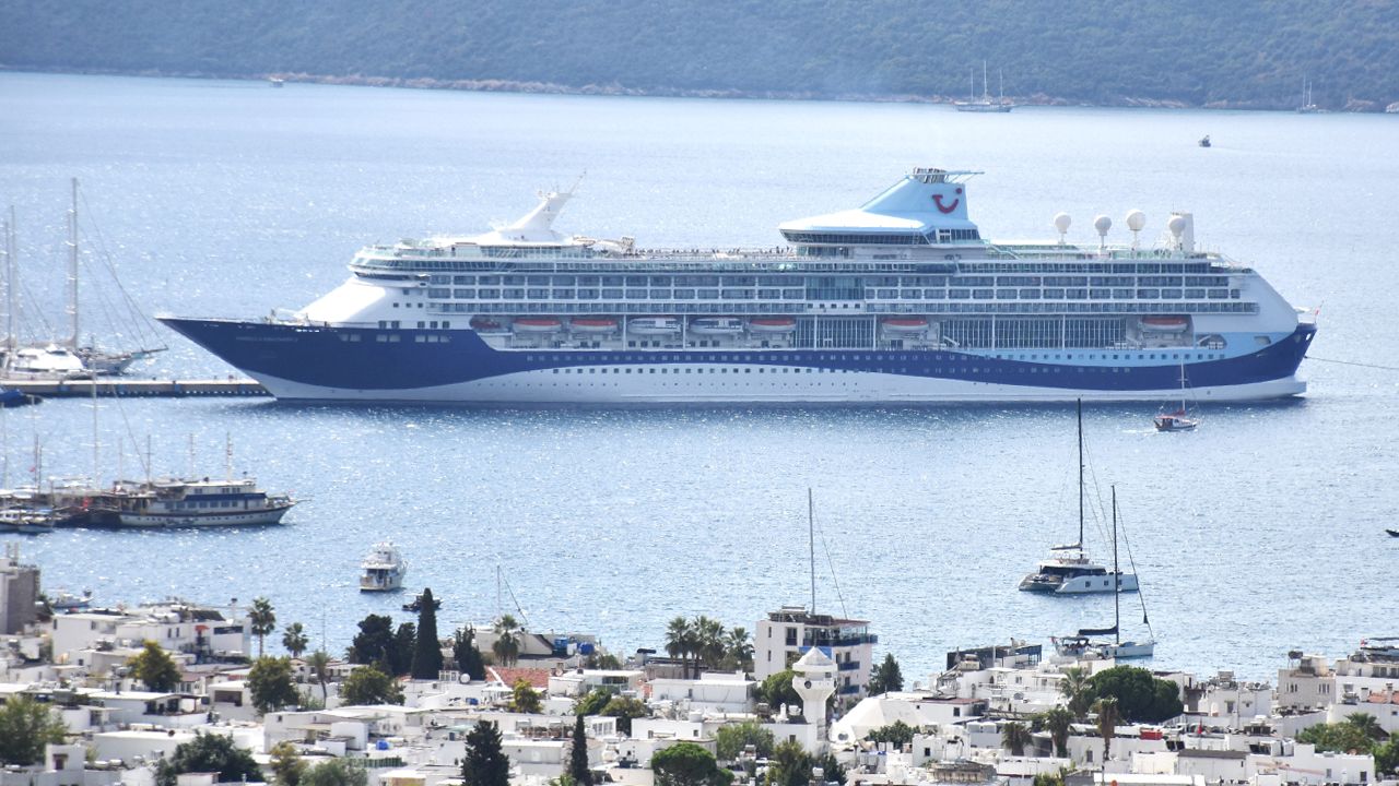 Dev gemi Bodrum Limanı'na demir attı: Yüzlerce İngiliz turist ilçeye akın etti