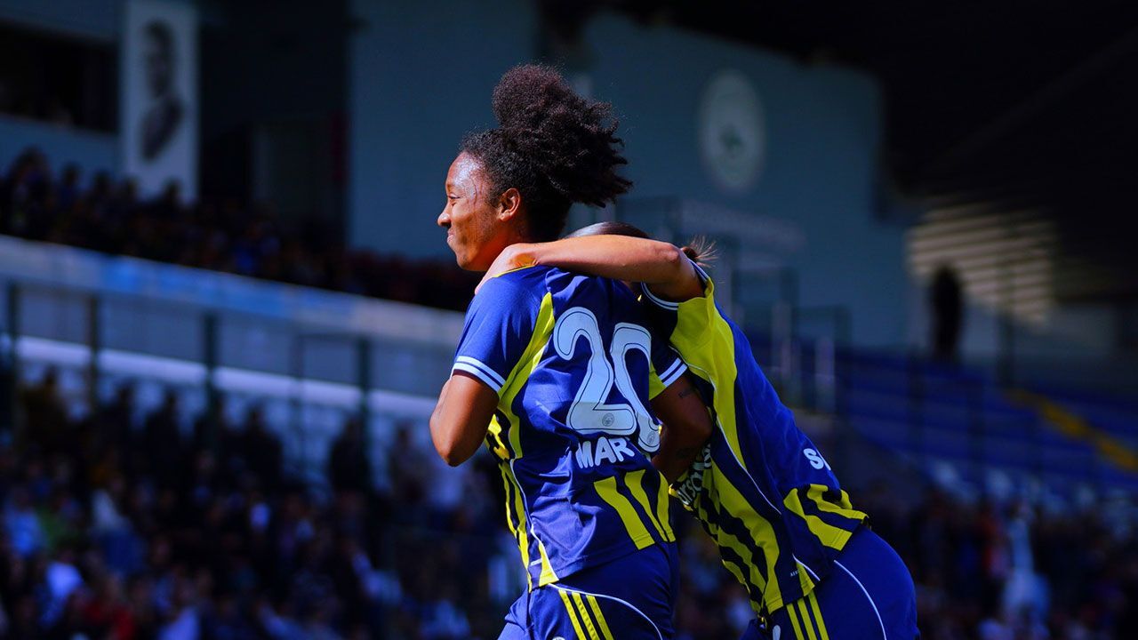 Fenerbahçe derbide 2 golle zafere ulaştı