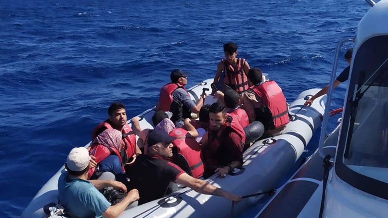 İzmir açıklarında çok sayıda düzensiz göçmen yakalandı!