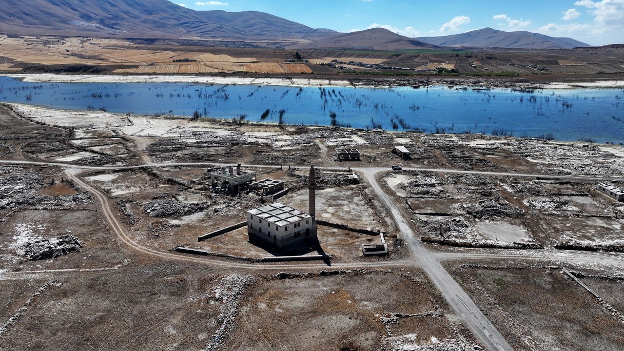 Kayseri'de duygulandıran manzara! Baraj gölü kuruyunca köy ortaya çıktı