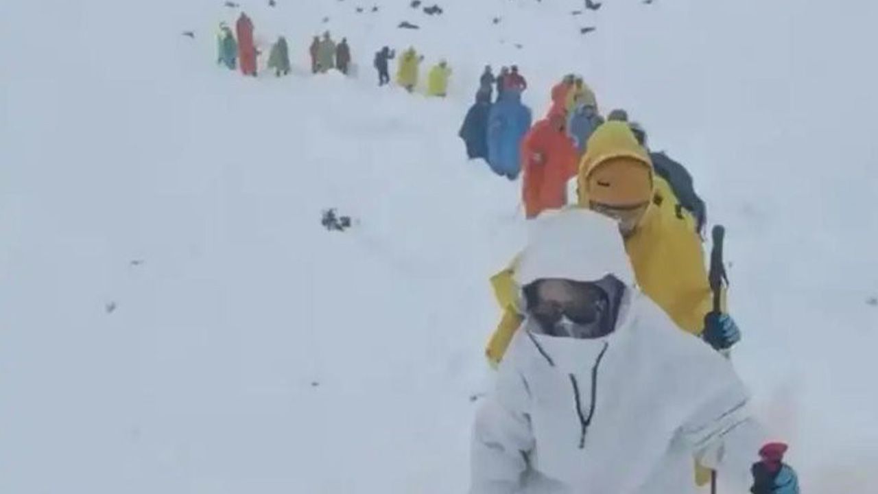 Kar fırtınası bin kişiyi mahsur bıraktı! 350 kişi güvende