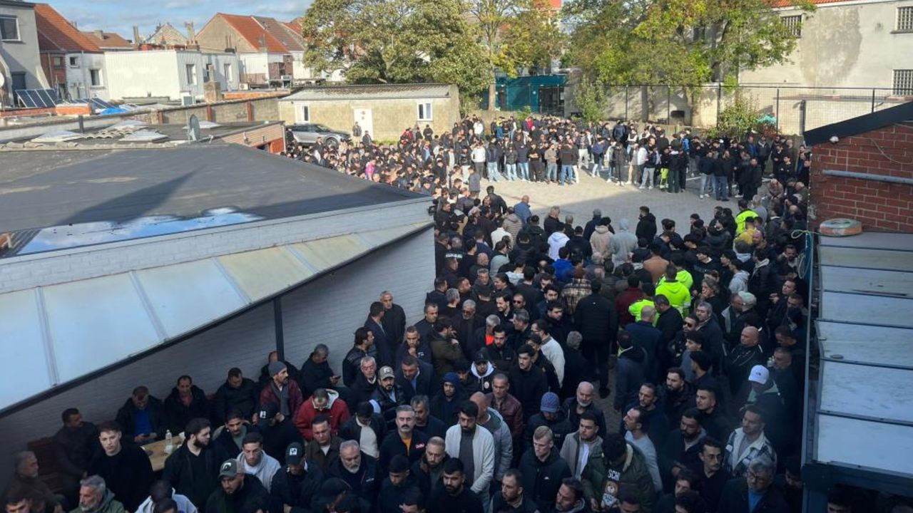 Belçika'da kahreden kaza! Düğünden dönen Türklerin aracı ağaca çarptı, 3 ölü var