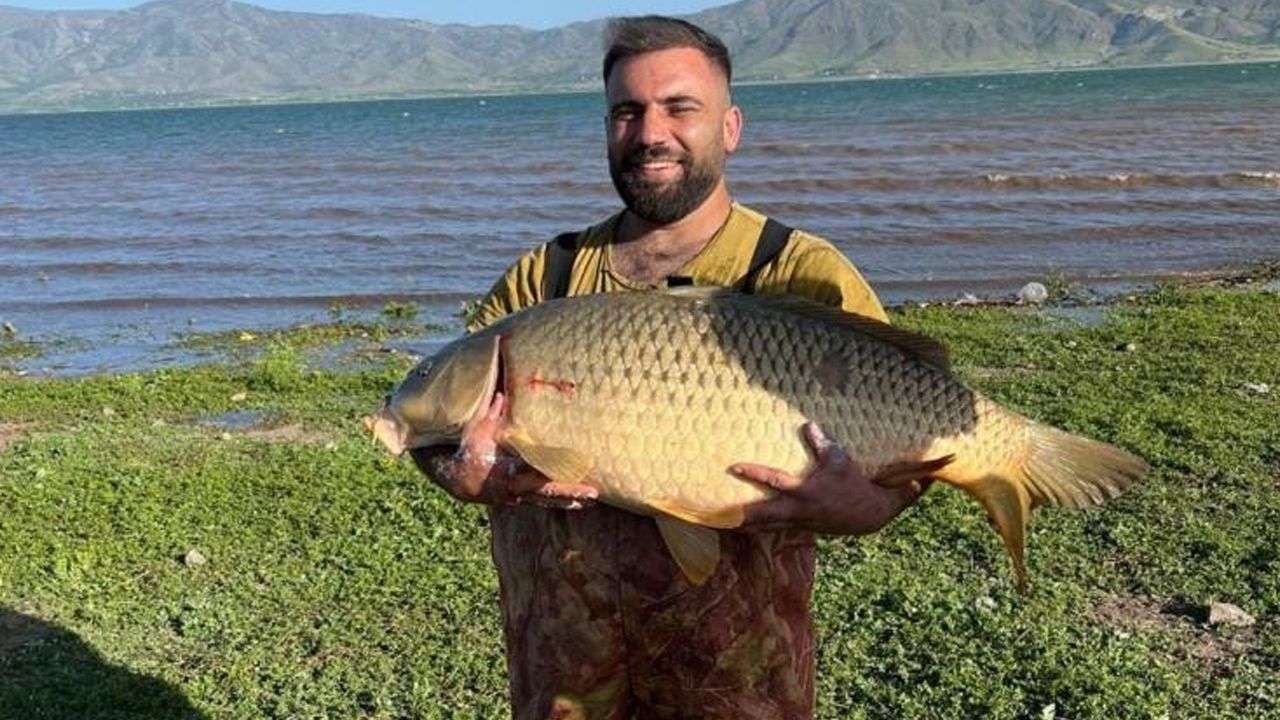 Elazığ'da amatör balıkçı dev sazan yakaladı