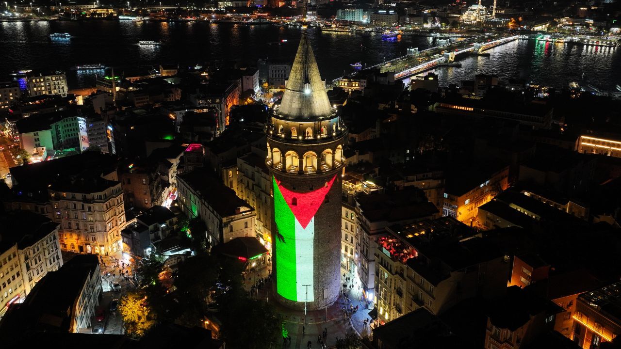 Galata Kulesi'ne Filistin bayrağı yansıtıldı