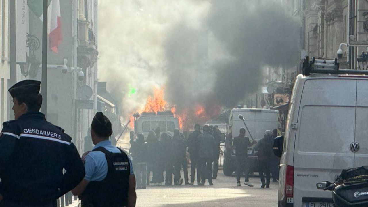 Paris’in kalbinde patlama! Hükümet toplantısının yapıldığı binanın yakınında minibüs infilak etti