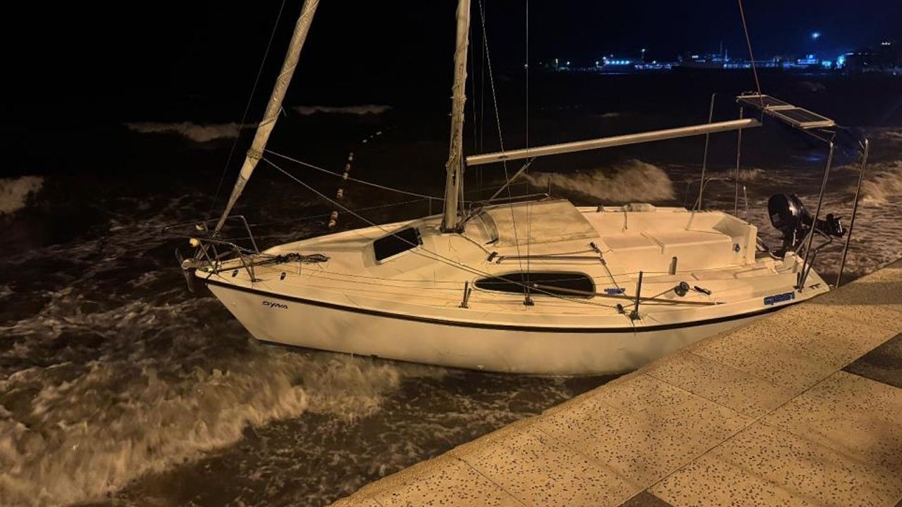 Şiddetli lodos Balıkesir Erdek'i vurdu: Tekneler sürüklendi