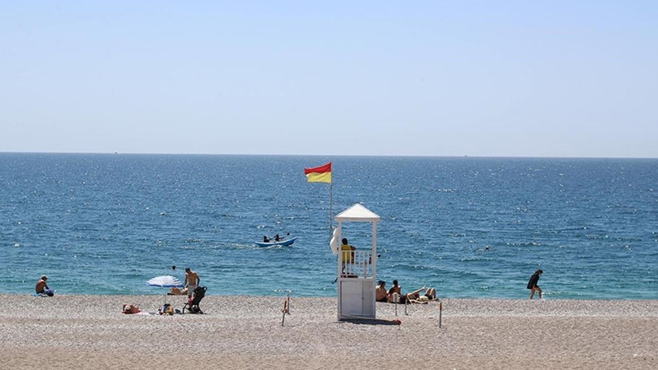 Antalya'da sezon bitmedi! Turistler denizin tadını çıkardı