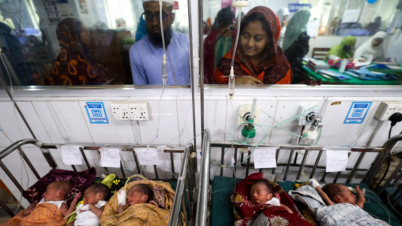 Bangladeş’te ilginç doğum: Üçüz bekleniyordu, doğal yolla beşiz geldi!