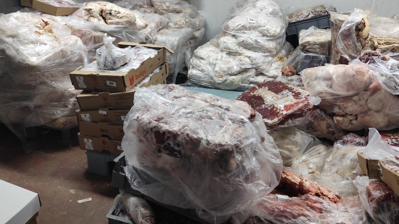 Hepsini vatandaşa yedireceklerdi! Başkentin göbeğinde 17 bin ton bozuk et bulundu