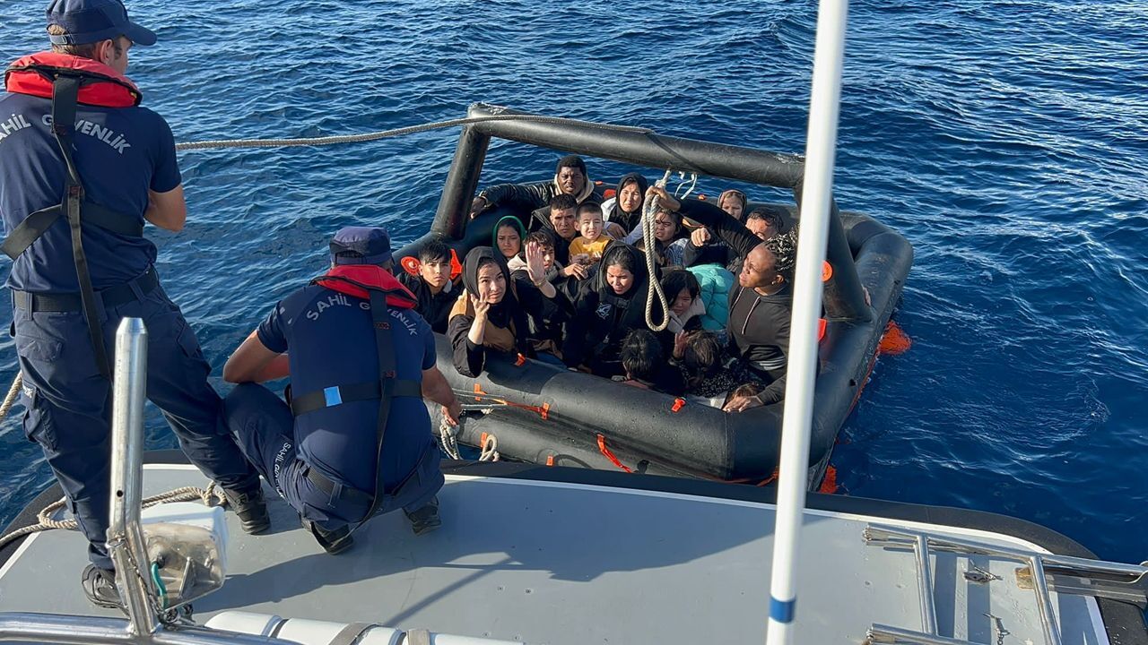 İzmir açıklarında çok sayıda düzensiz göçmen yakalandı