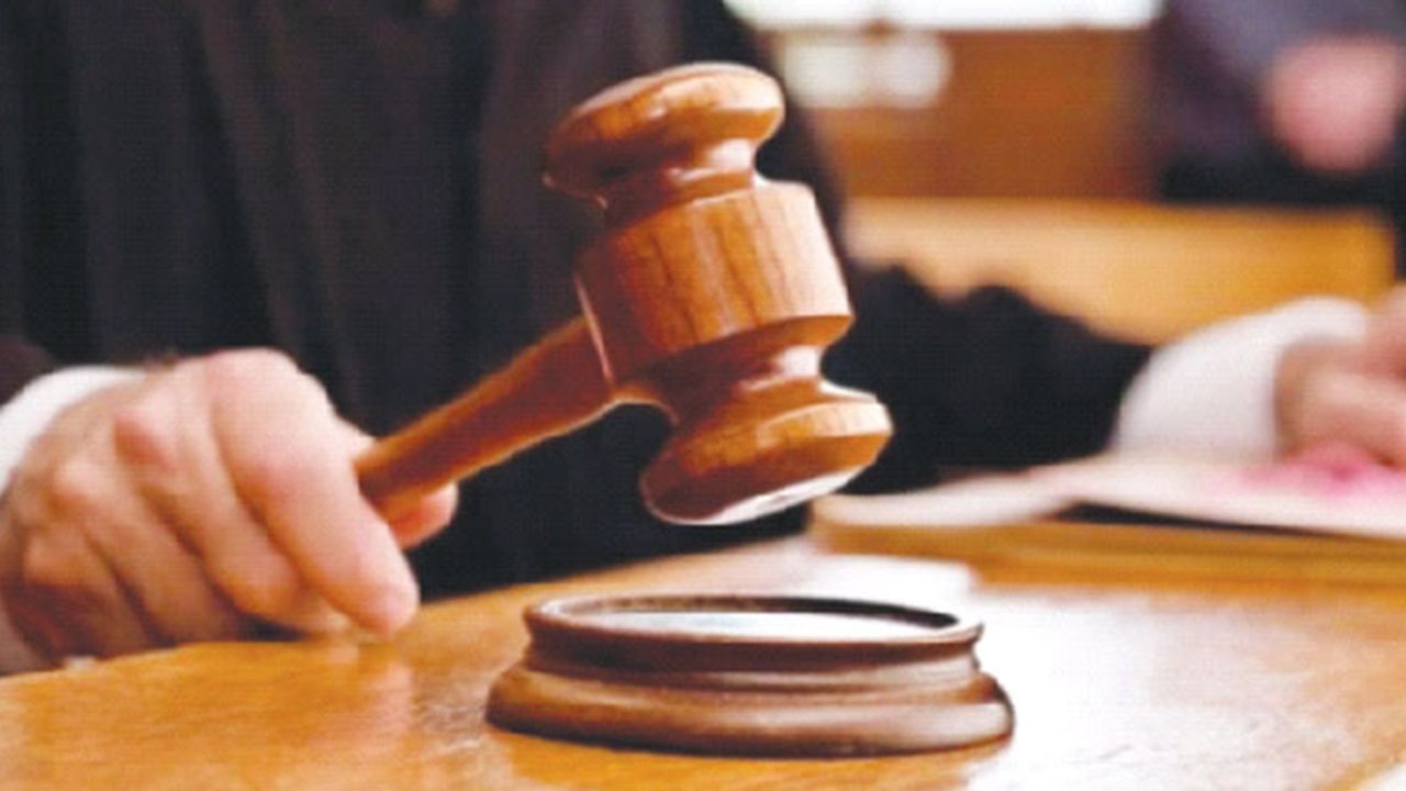 2 yaşındaki çocuğunun boynuna bıçak dayayıp, alıkoyan anneye hapis!