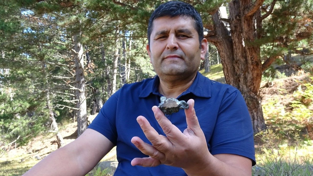 Mantar toplarken bulduğu taşla şaşkına döndü! "Artık gözüm hep yerde"