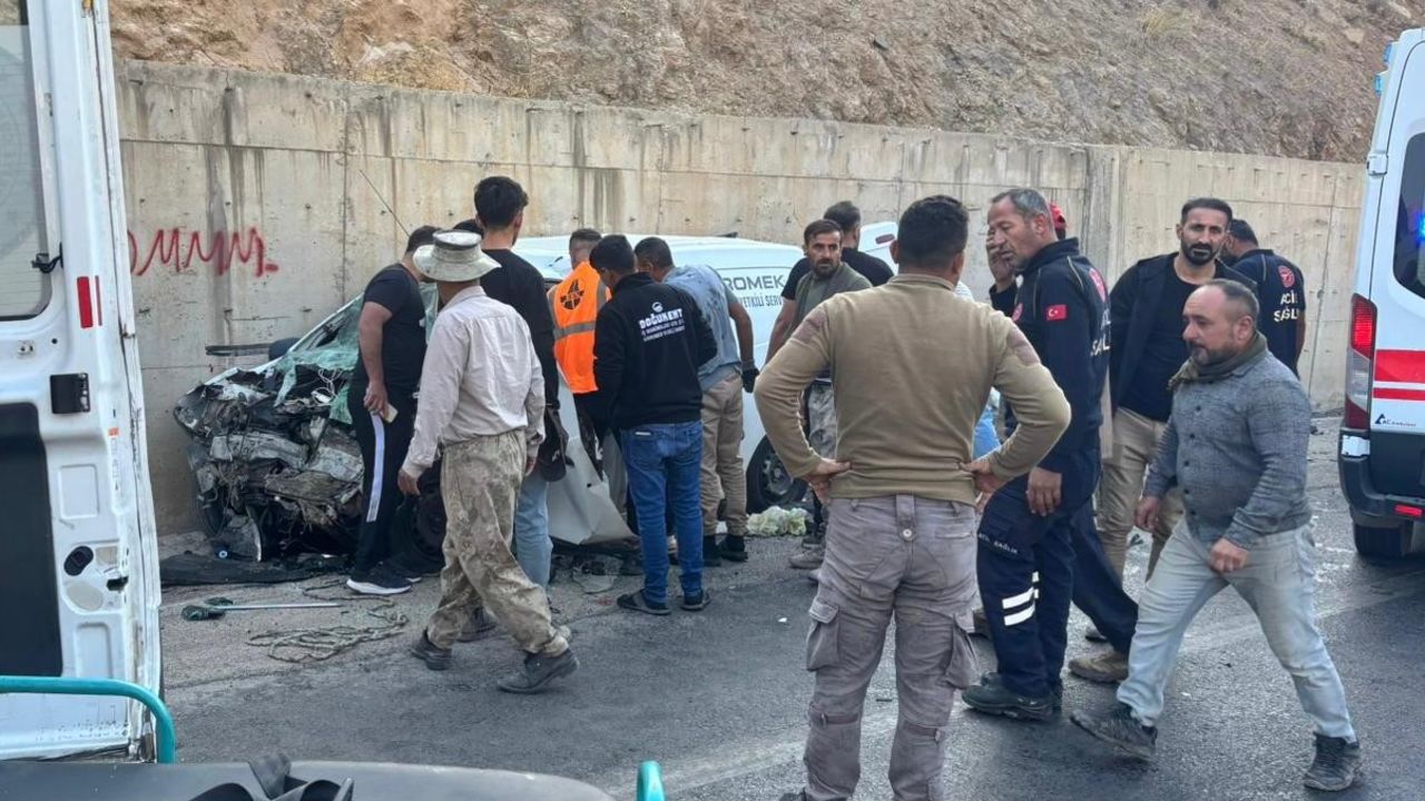 Yolcu minibüsü ile hafif ticari araç çarpıştı! 2’si ağır 14 yaralı