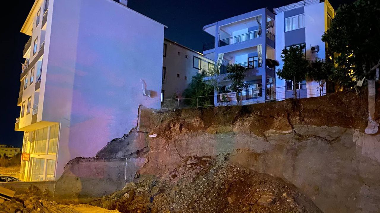 Antalya'da inşaat kazı çalışmasında toprak kaydı: Bir ev tahliye edildi
