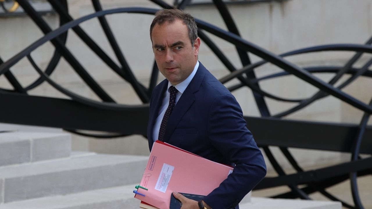 Fransa'da, istifa eden başbakan yeniden atandı!