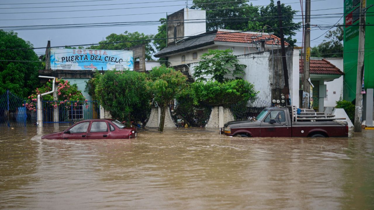 Meksika'yı şiddetli sağanak vurdu: En az 23 ölü
