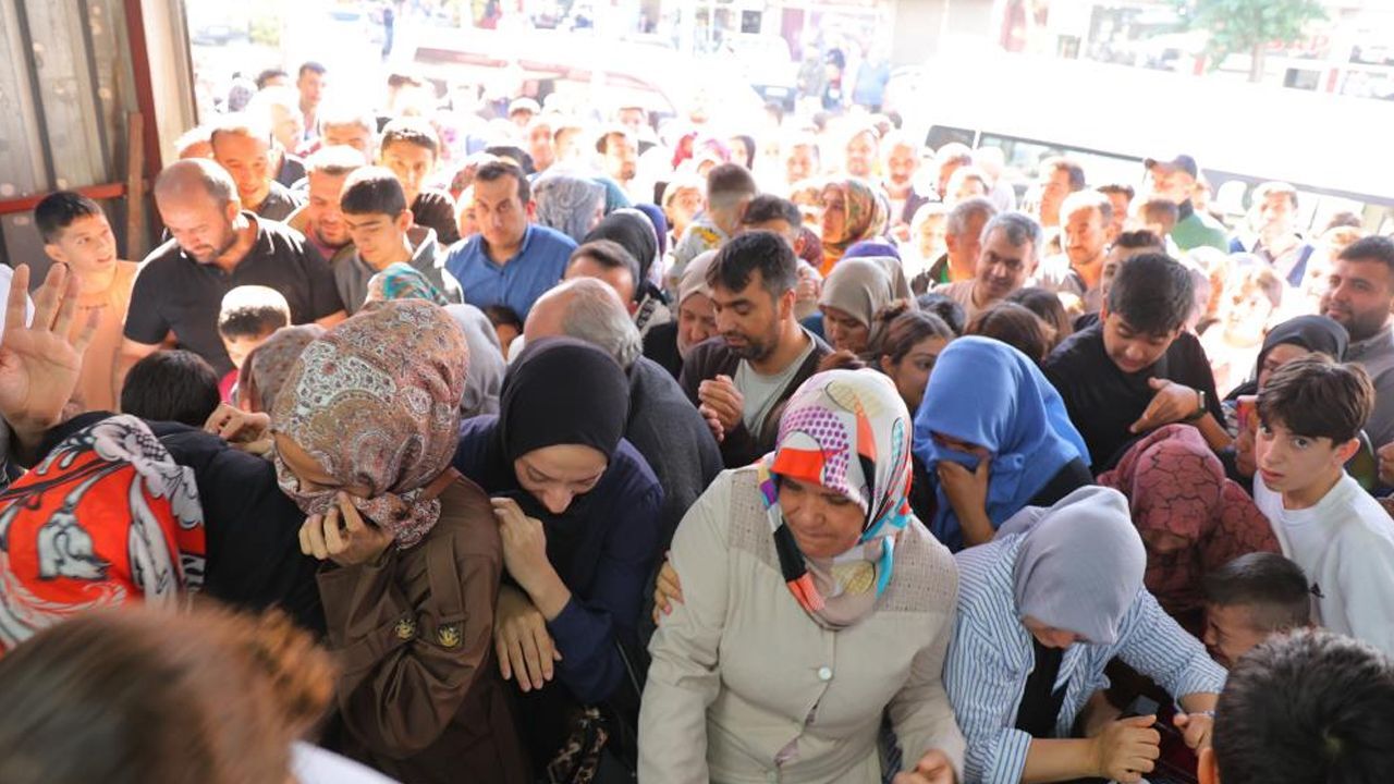 "Ne alırsan 50 lira" dediler! Mağazanın önünde izdiham oluştu