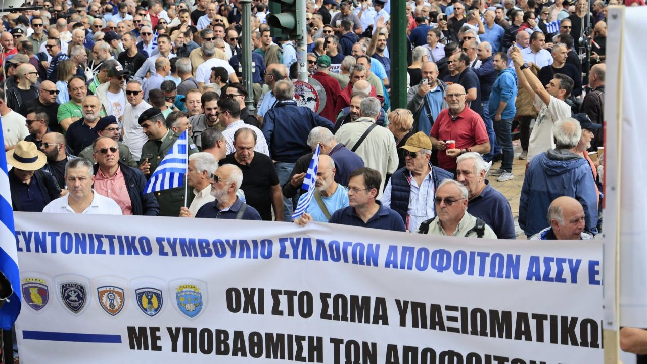 Yunan askerleri protesto için sokakta! Yeni tasarıya büyük tepki