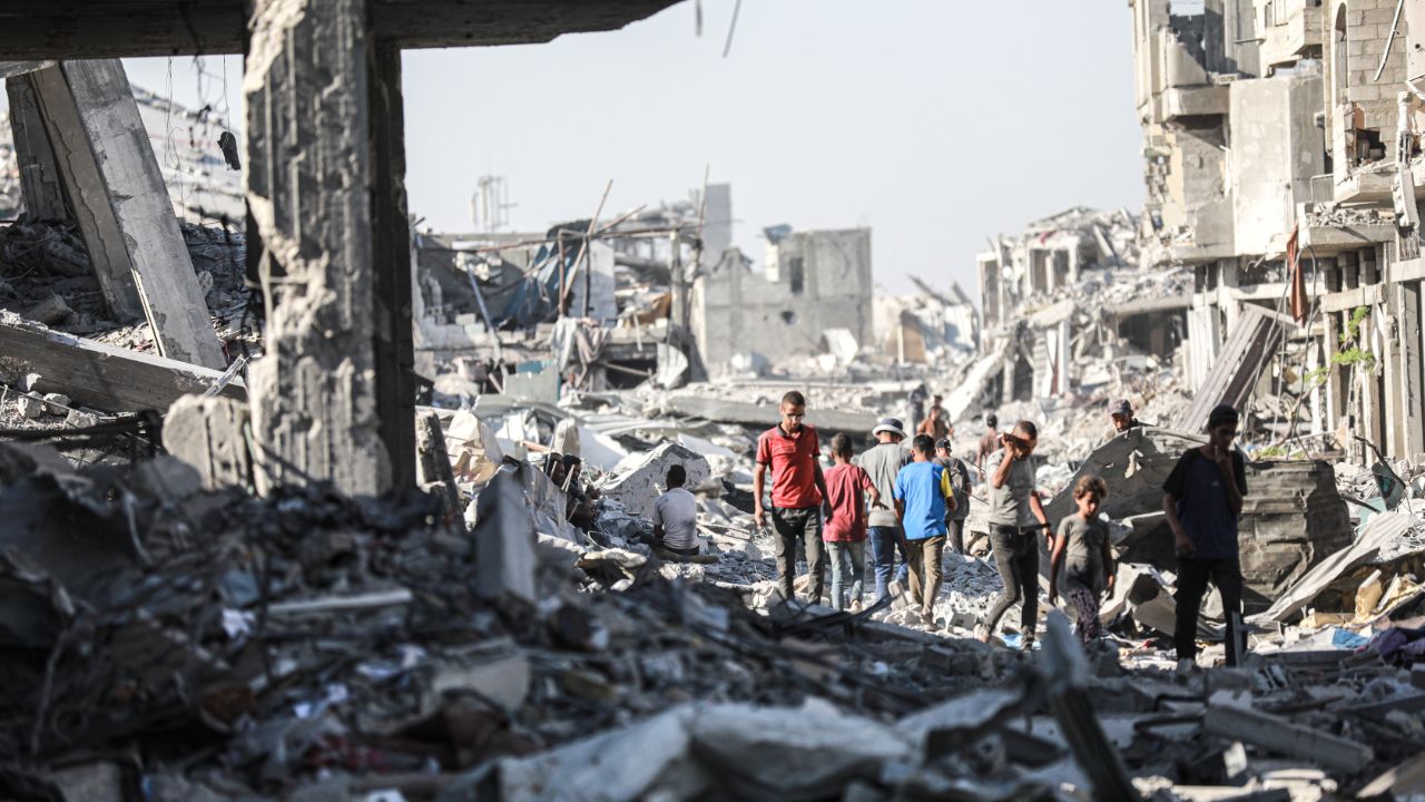 Gazze koca bir mezarlık! Şehitler enkazdan çıkarılıyor