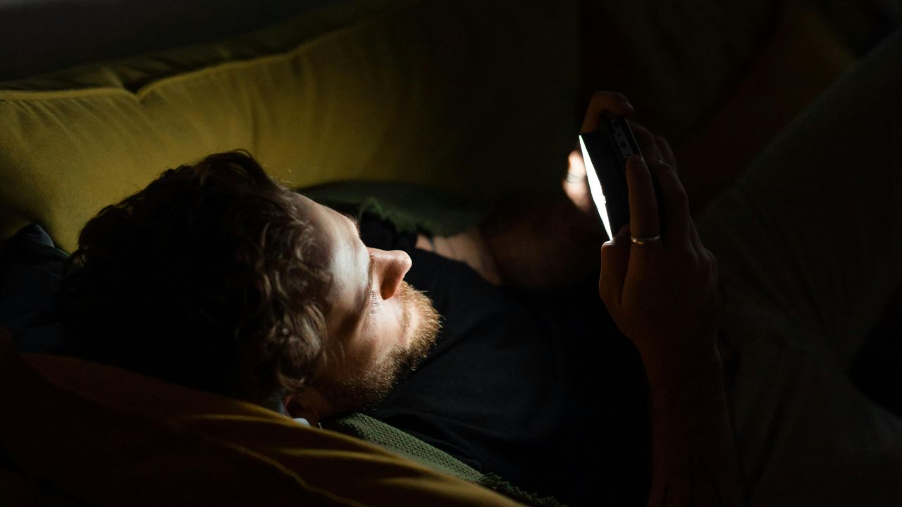 Uzmanlar uyardı! Gece yaptığınız bu alışkanlık ruh sağlığınızı bozuyor