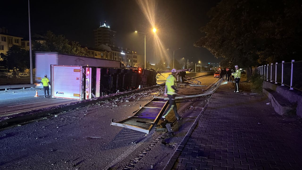 Eskişehir-Ankara yolunda tır devrildi, trafik durdu!