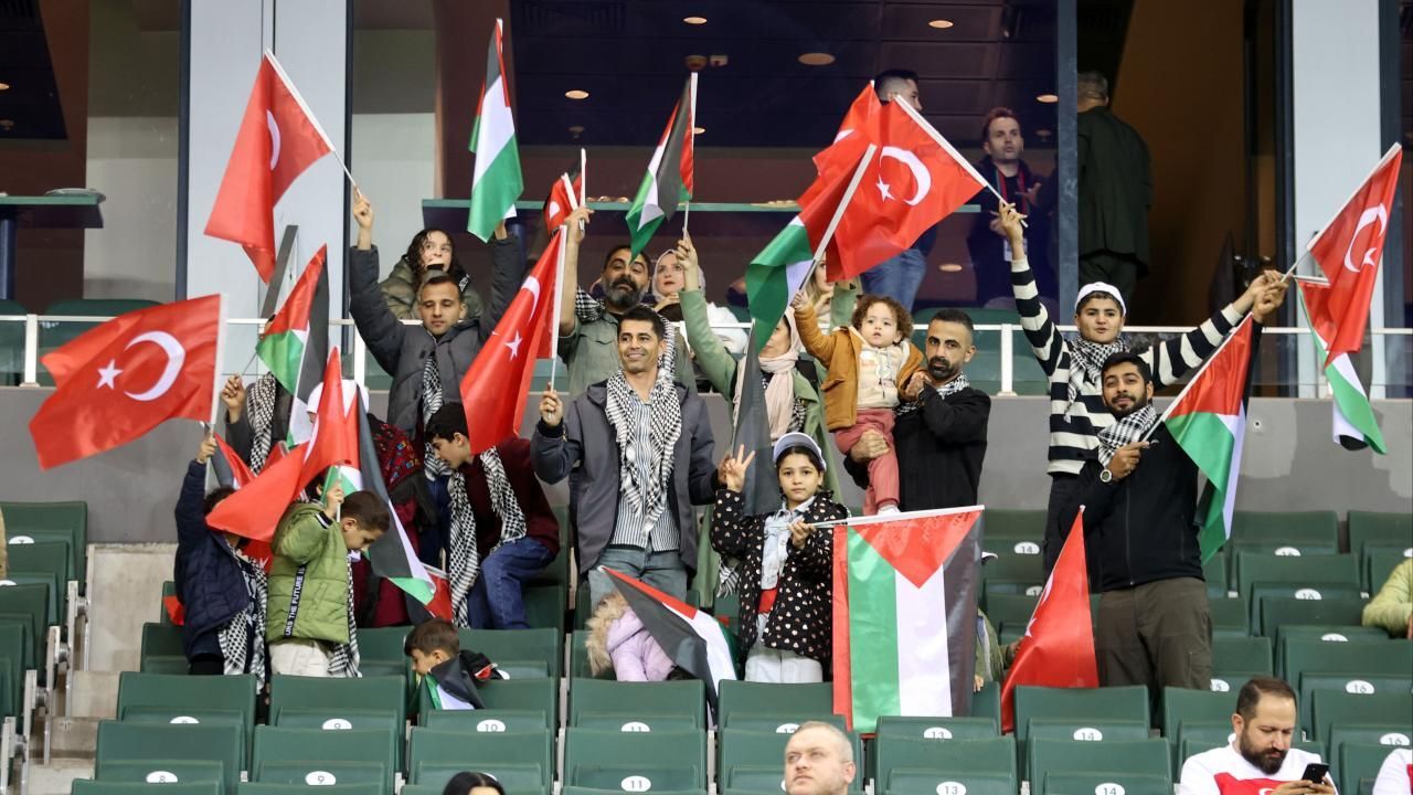 Filistinli çocuklar Türkiye-Gürcistan maçı için Kocaeli'ne getirildi