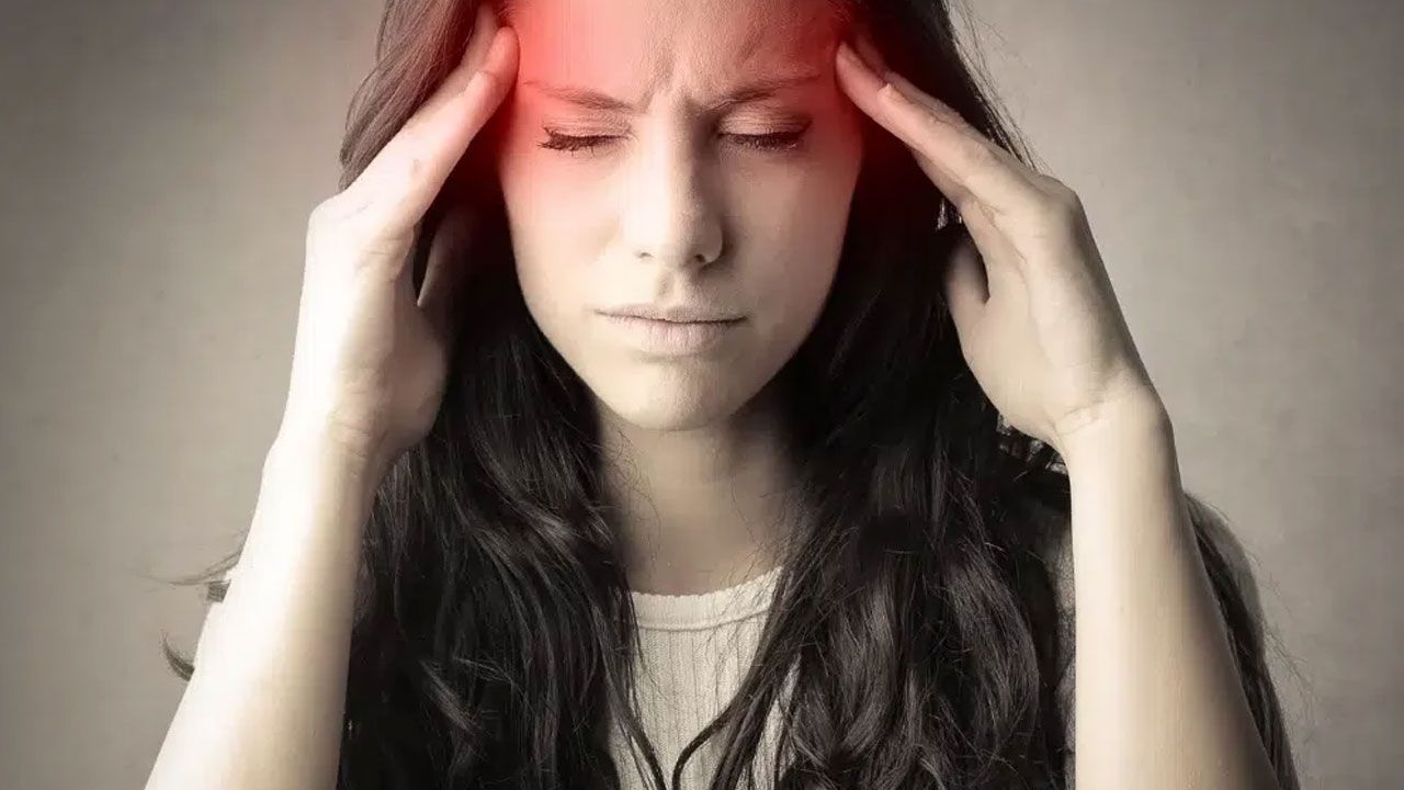 Her gece aynı saatte uykudan uyandırıyor: Küme tipi baş ağrısına dikkat