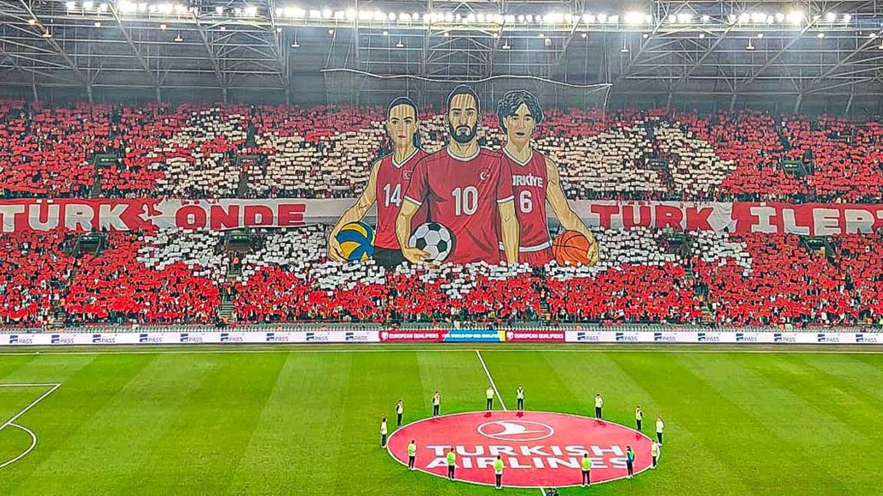 Milli maç öncesi muhteşem koreografi: Türk önde Türk ileri