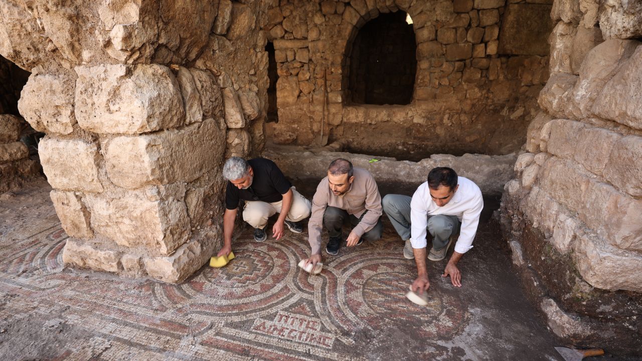 Tarihî değirmende enteresan keşif! Temizlik yaparken 1.500 yıllık mozaik buldular